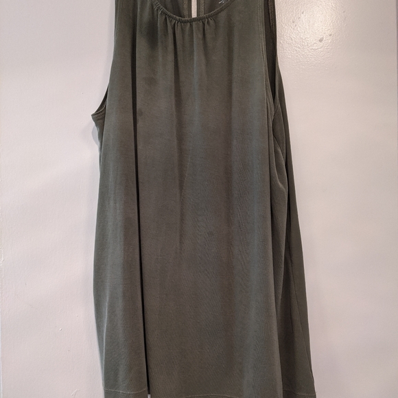 Green tank tee - Picture 3 of 3